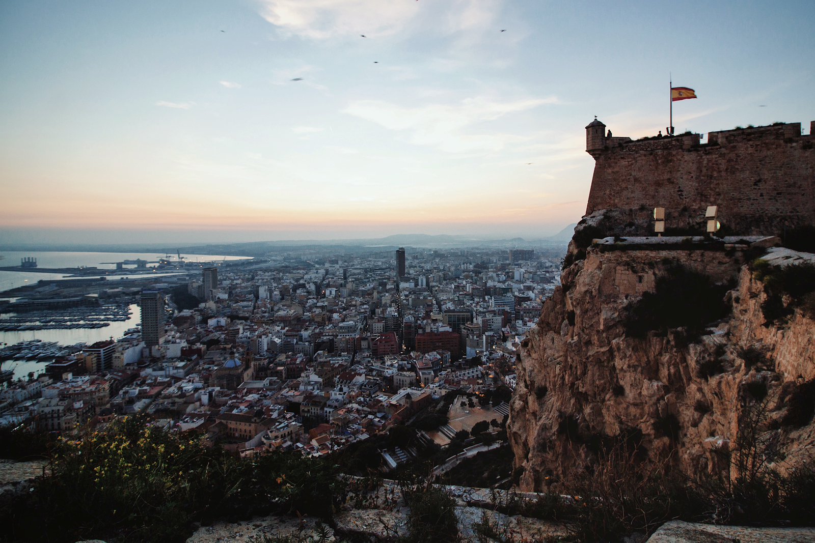 Las vistas 360˚ de toda la ciudad, desde los balcones del Castillo de Santa Bárbara , son las mejores de Alicante.