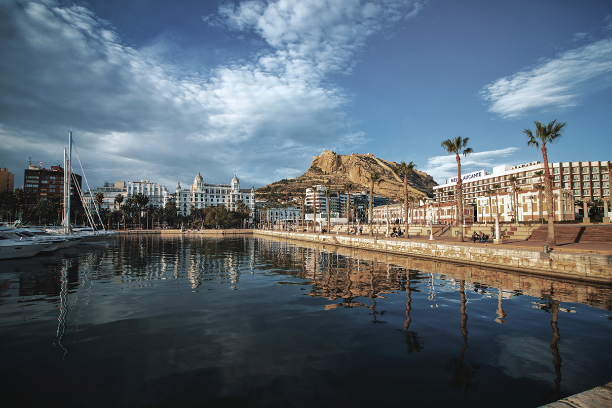 El paseo por Puerto de Alicante, es un hermoso paseo. Muchas opciones para comer los mejores mariscos.