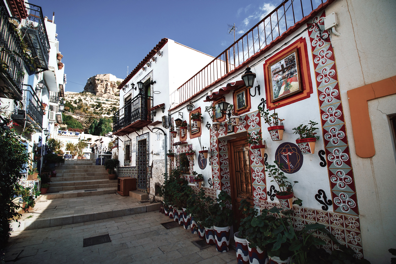 El Barrio de Santa Cruz es el más colorido de Alicante. La tan original decoración de estilo mediterránea, de las casas construidas en la ladera del monte Benacantil, le da una personalidad única al lugar.