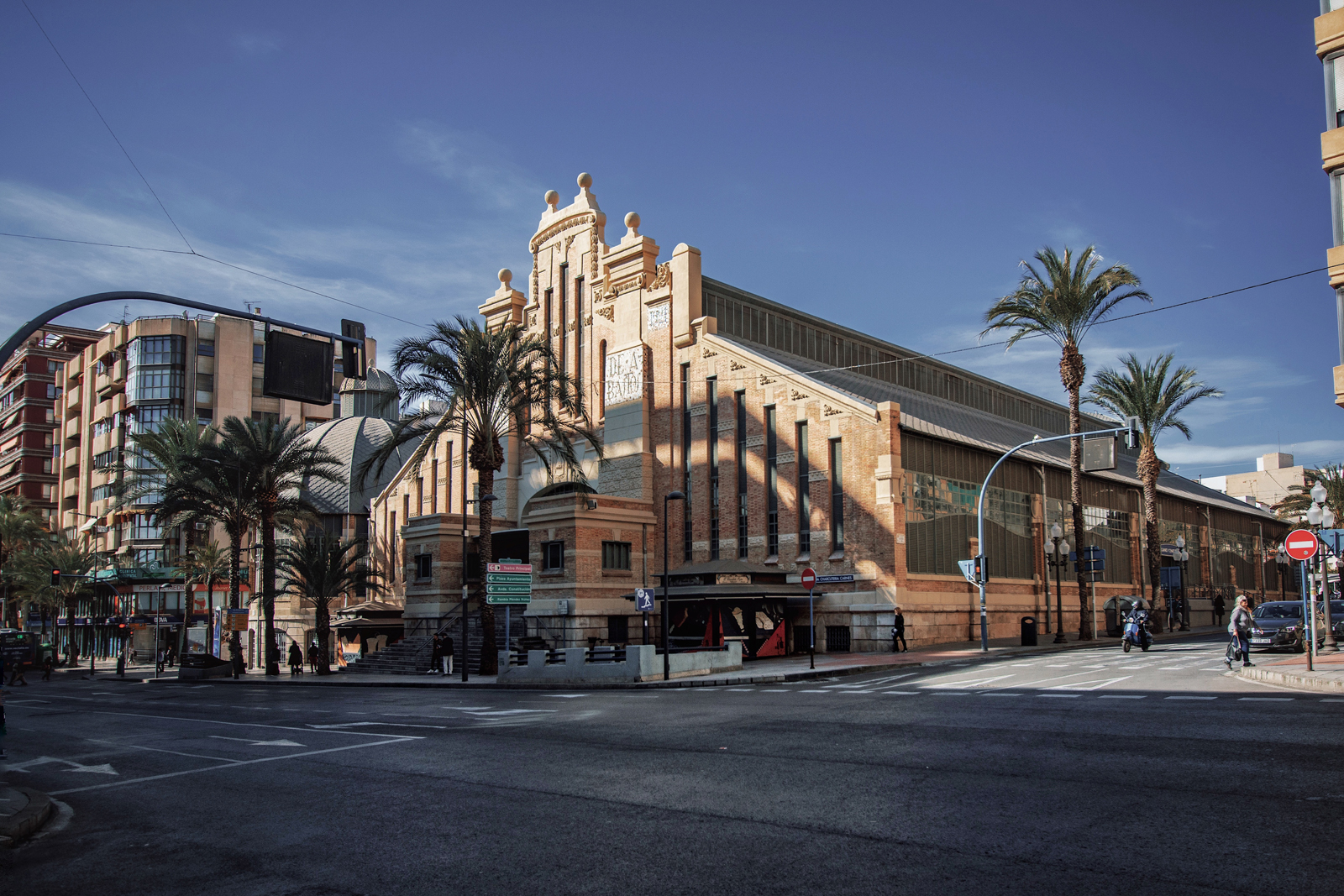 Sobre la Avenida Alfonso X El Sabio, está el Mercado Central de Alicante. A la entrada, hay un par de puestos que venden el famoso turrón.