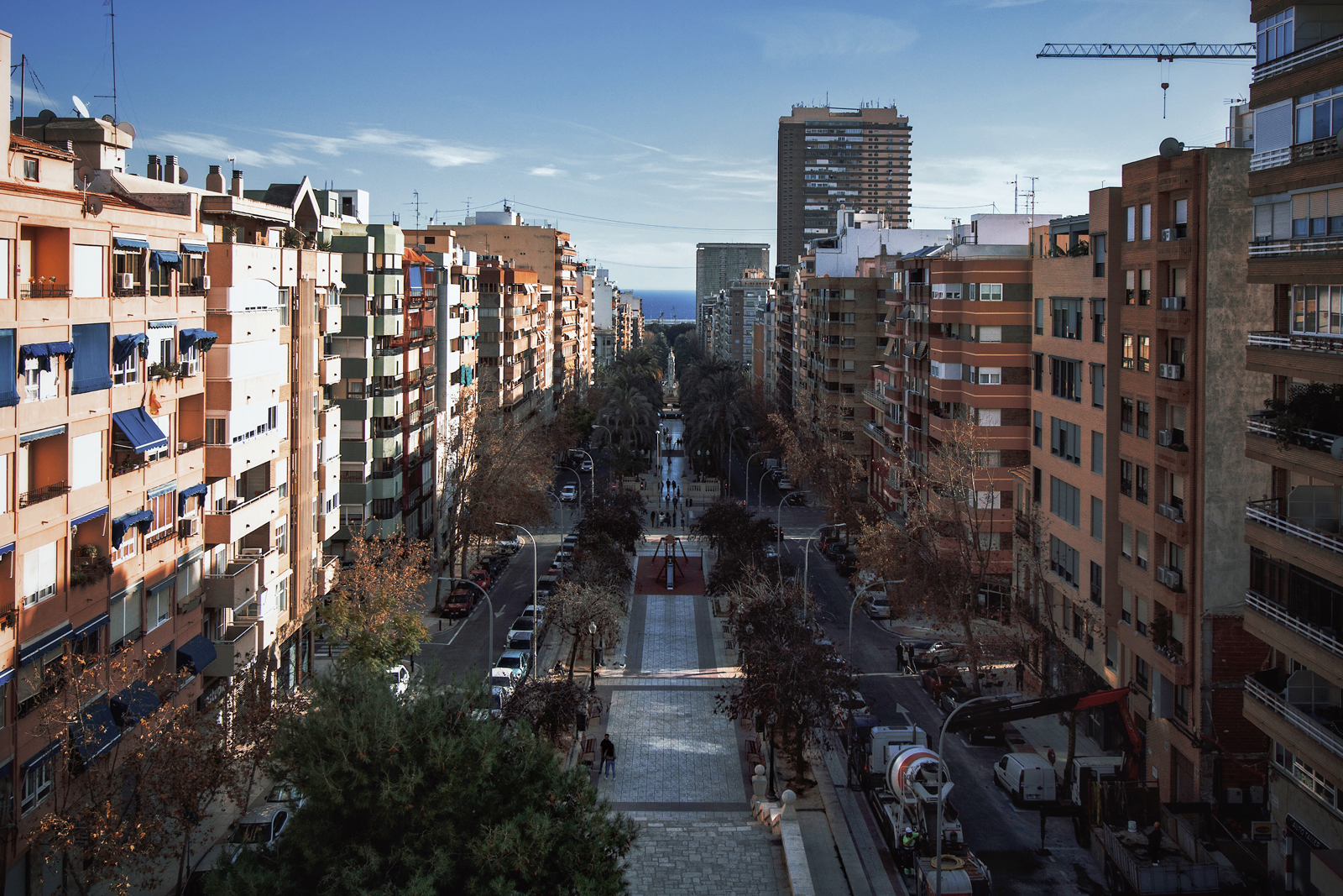 Una vista aérea del Bulevar Federico Soto. Lugar de tiendas y comercios, chicos y grandes. Al sur, antes de llegar al mar, está la Avenida Masonnave, lugar de dos de los tres Corte Inglés de Alicante.